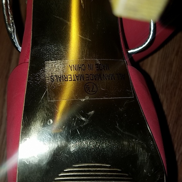 Red and gold high heel shoes - Picture 2 of 4